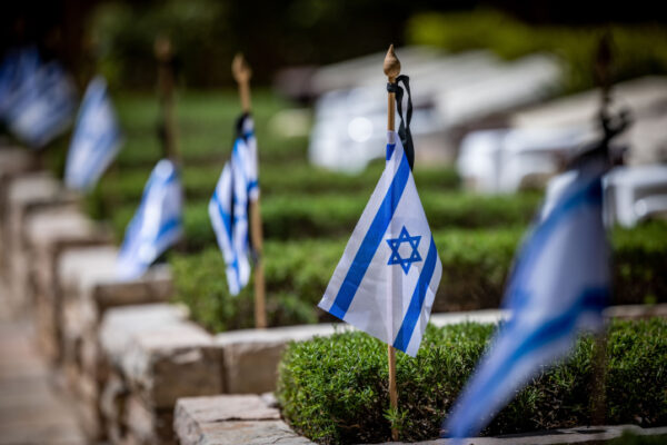 דגלים על קברי חללי צה"ל בחלקה הצבאית בבית העלמין בהר הרצל (צילום: יונתן זינדל/פלאש90)