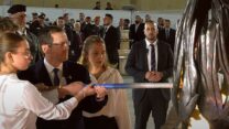 נשיא המדינה יצחק הרצוג מדליק את נר הזיכרון הממלכתי עם ילדיו של רס"ן רן יהושע כוכבא, שנפל במלחמת לבנון השנייה (צילום: מתוך שידור הטקס)