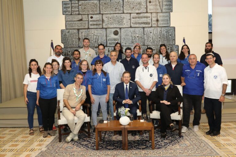 Members of the Youth Movements Council with President Isaac Herzog and First Lady Michal Herzog. (Photo: Youth Movements Council)