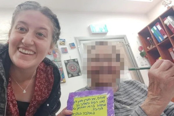 מאיה די בחלוקת ברכות חג שמח בירוחם (צילום: אלבום פרטי)