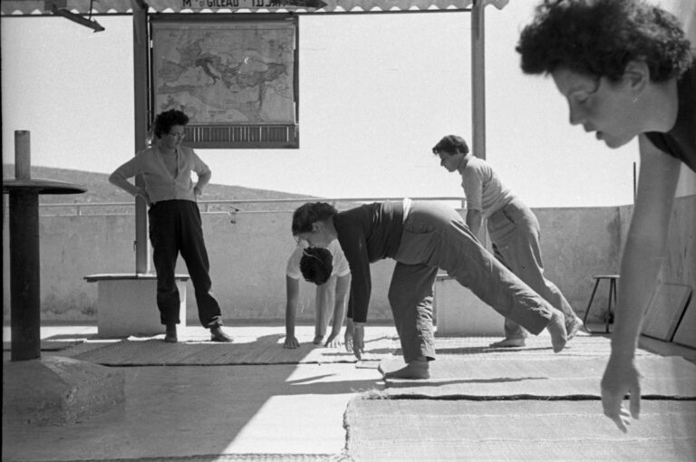 לימוד ריתמיקה על גג בית שטורמן, 1956. הצצה ראשונה לארכיון הצילומים ההיסטורי (צילום: רענן גלילי)