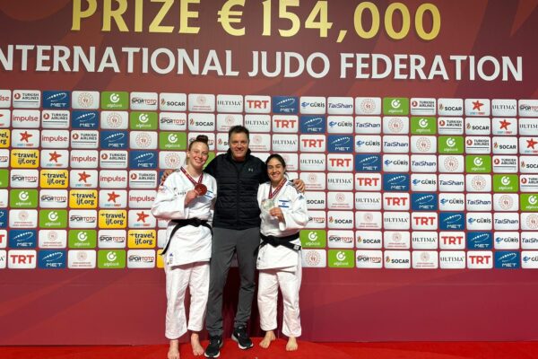 ענבל שמש (מימין) המאמן שני הרשקו ומאיה גושן עם המדליות בגרנד סלאם אנטליה (צילום: איגוד הג'ודו בישראל)