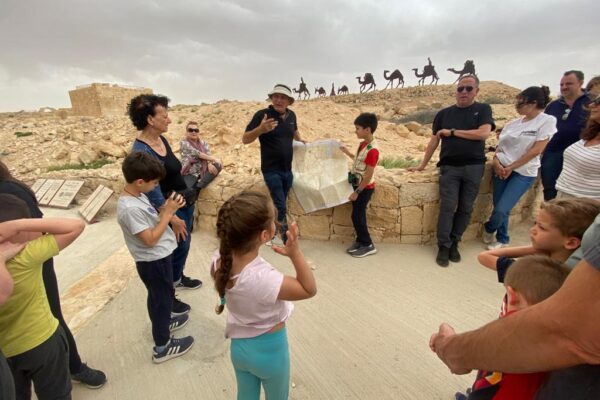 מטיילים בעבדת (צילום: דינה רוזנטל רט"ג)