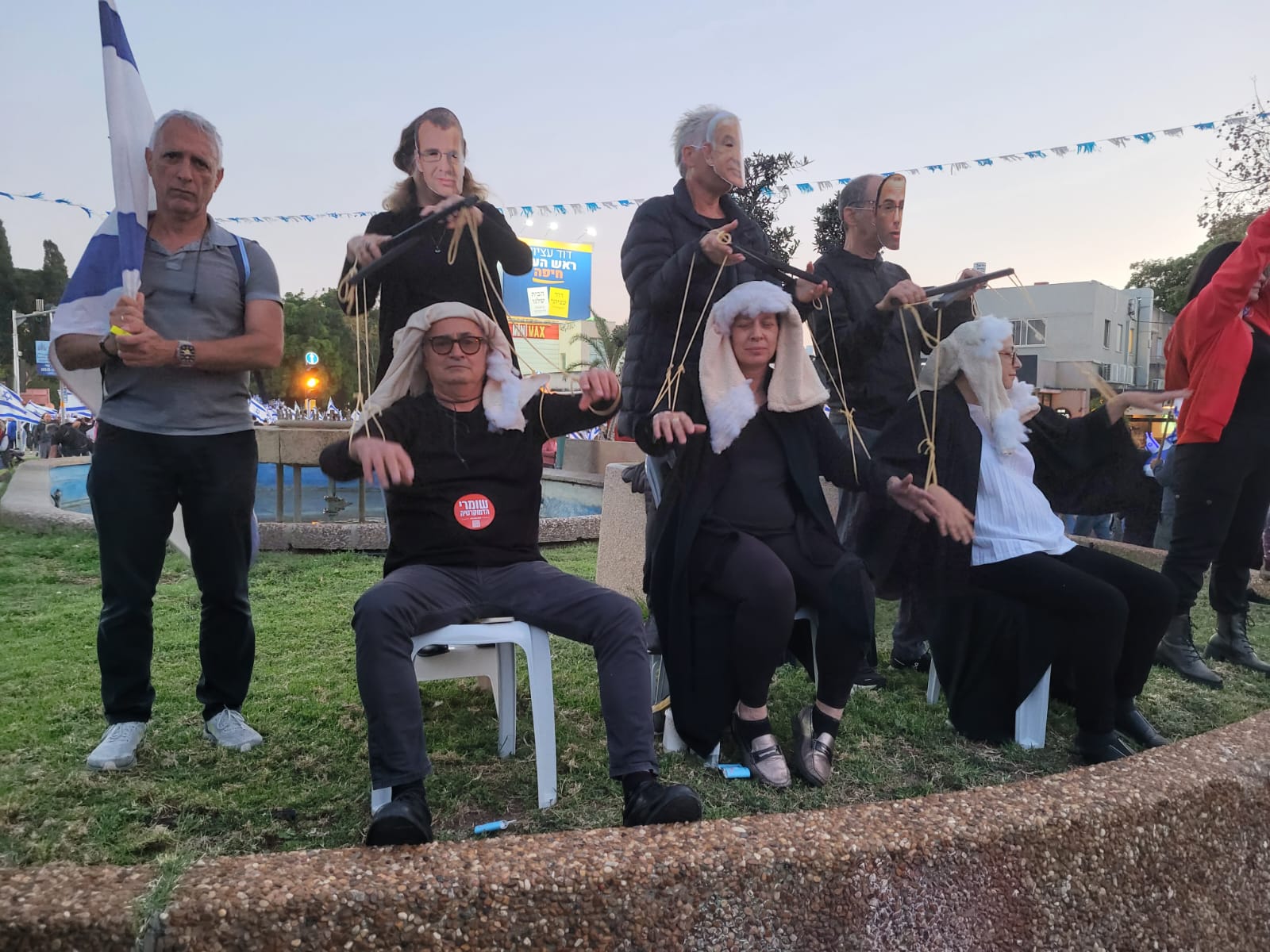 מיצג מחאה בחיפה (צילום: דבר)