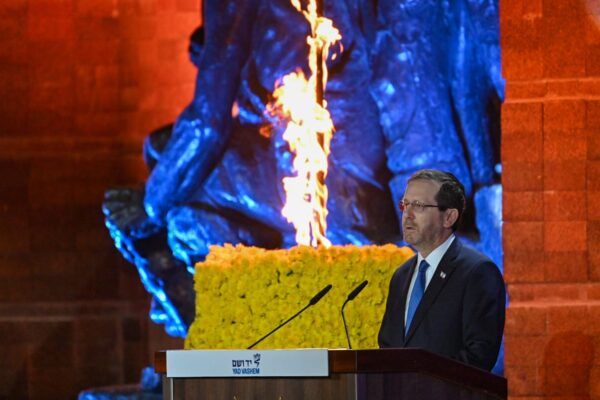 נשיא המדינה יצחק הרצוג בעצרת הזיכרון לשואה ביד ושם (צילום: קובי גדעון / לע"מ)