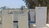 המצבה של יונה קורצגורן (מימין) והמצבה של טובה יזרעאלית (משמאל) בבית העלמין סגולה בפתח תקווה (צילום: אסף צבי)