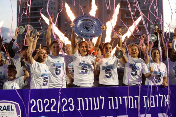 מ.ס. קרית גת זוכה באליפות המדינה לנשים בכדורגל, לעונת 2022/23 (צילום: ההתאחדות לכדורגל בישראל)
