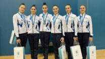 נבחרת ישראל בהתעמלות אמנותית עם מדליית הכסף בגביע העולם בבאקו (צילום: איגוד ההתעמלות בישראל)