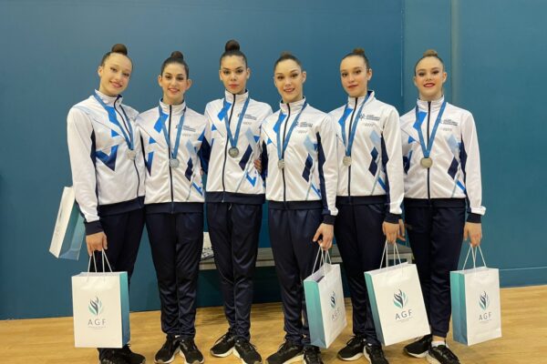 נבחרת ישראל בהתעמלות אמנותית עם מדליית הכסף בגביע העולם בבאקו (צילום: איגוד ההתעמלות בישראל)