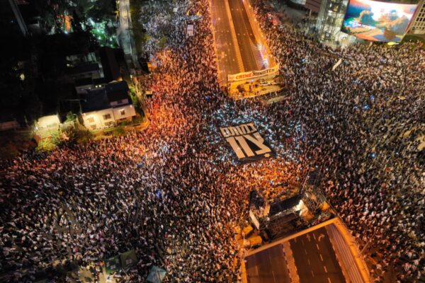 עשרות אלפים מפגינים בתל אביב (צילום: אור אדר)