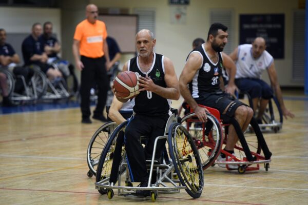 ערן לויטה, מאמן קבוצת מג'ד אל כרום בכדורסל בכיסאות גלגלים (צילום: עלמא מכנס קז)