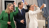 נועה קירל מצלמת סלפי עם הנשיא ורעייתו (צילום: עמוס בן גרשום/ לע"מ)