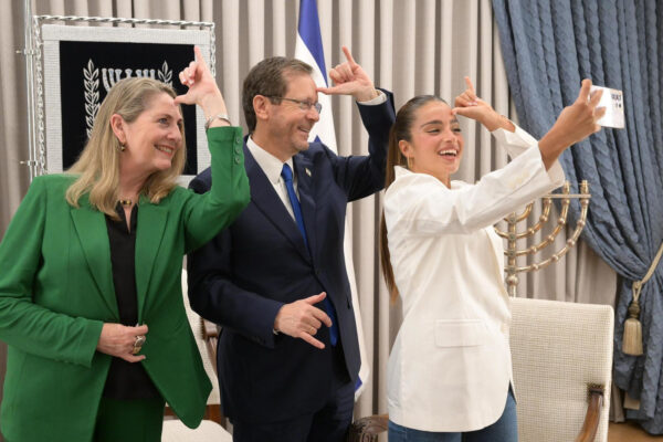 נועה קירל מצלמת סלפי עם הנשיא ורעייתו (צילום: עמוס בן גרשום/ לע"מ)