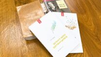 כריכת הספר 'נפש האדם בסוציאליזם' בתרגום לעברית. (עיצוב הכריכה: 'עיניים גדולות | מבט. עיצוב. שינוי.'. צילום: אור גואטה)