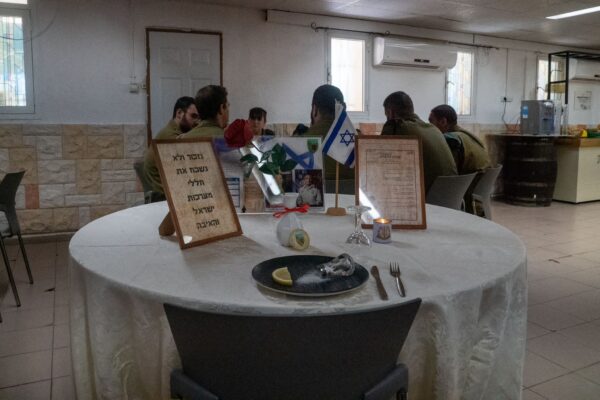 "שולחן לנופל" מוצב בחדר האוכל של אוגדה 91 (צילום: דובר צה"ל)