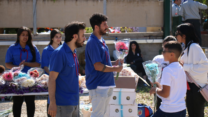 בוגרי הנוער העובד והלומד מעניקים זר למשפחה בבית העלמין נוה דוד בחיפה (צילום: שרון לחמן/הנוער העובד והלומד)