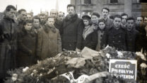 עצרת זיכרון לנופלים במרד גטו ורשה, אפריל 1945 (צילום: בית לוחמי הגטאות)
