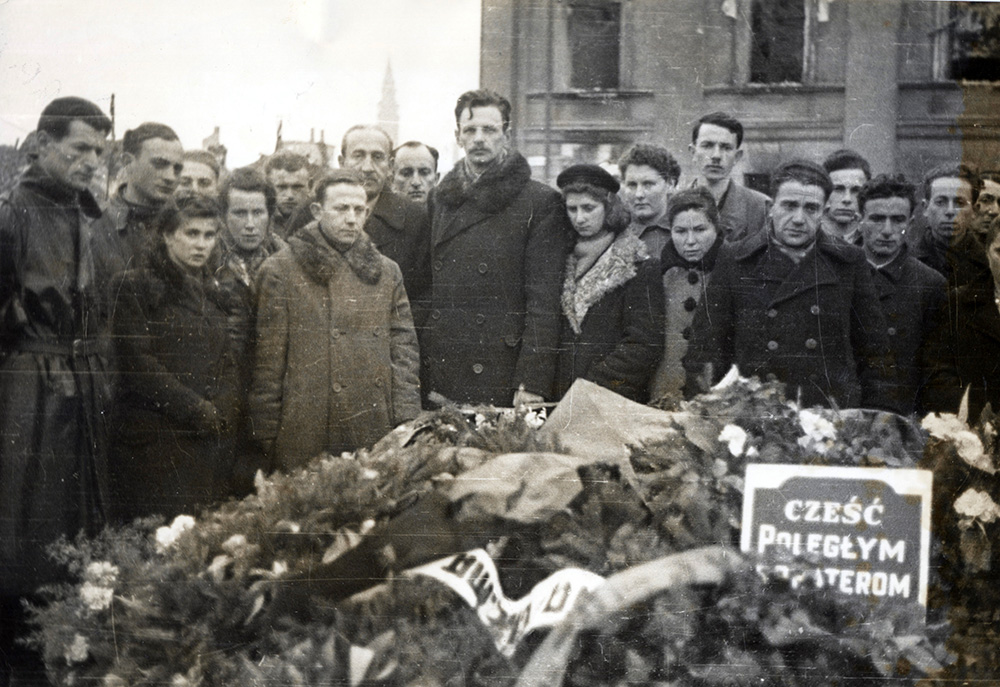 עצרת זיכרון לנופלים במרד גטו ורשה, אפריל 1945 (צילום: בית לוחמי הגטאות)