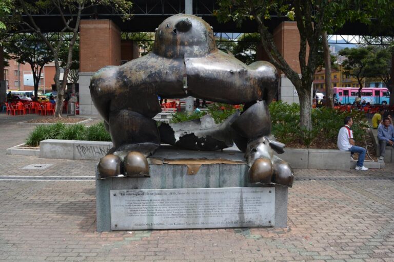 הפסל שהושחת מוצב בפארק סן אנטוניו. עדות לחוסר האונים של אזרחי קולומביה מול האנרכיה (צילום: יואב אלעד)