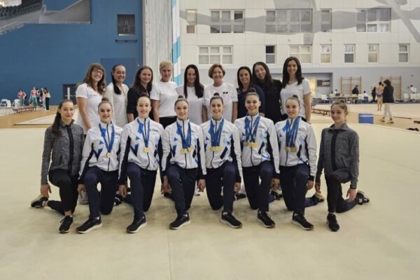 נבחרת ישראל בהתעמלות אמנותית עם מדליות הזהב בגביע העולם בבאקו (צילום: איגוד ההתעמלות בישראל)