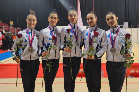 נבחרת ישראל בהתעמלות אמנותית עם מדליית הכסף בגביע העולם בבולגריה (צילום: איגוד ההתעמלות בישראל)