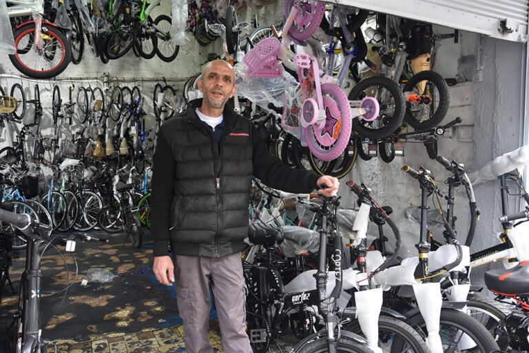 עבד עיסא, בעל חנות אופניים חשמליים ביפו. &quot;היה נחמד להגיע לאמצע תל אביב תוך כמה דקות&quot; (צילום: הדס יום טוב)