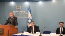 ראש הממשלה בנימין נתניהו (משמאל) מציג את תכנית החינוך לגיל הרך. מימין: שר האוצר בצלאל סמוטריץ' ושר החינוך יואב קיש (צילום: עמוס בן גרשום / לע"מ)