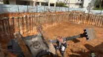 זירת תאונת העבודה ברחובות, בה התהפך טרקטור באתר בנייה (צילום: דוברות איחוד הצלה)