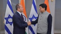 שר הכלכלה ניר ברקת ושר הכלכלה ההודי פיוש גויאל (צילום: yognesh metha)