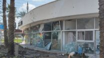 פגיעת רקטה בבית עסק בשלומי (צילום: ביטחון שלומי)
