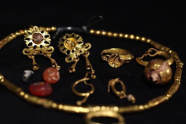 כל תכשיטי הזהב (צילום: אמיל אלגם, רשות העתיקות)