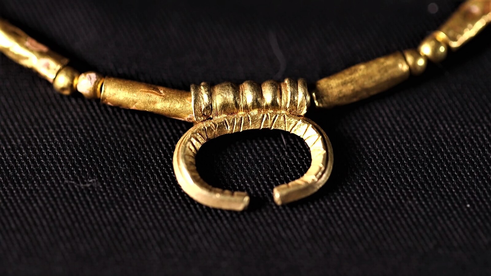 תליון זהב (צילום: אמיל אלגם, רשות העתיקות)