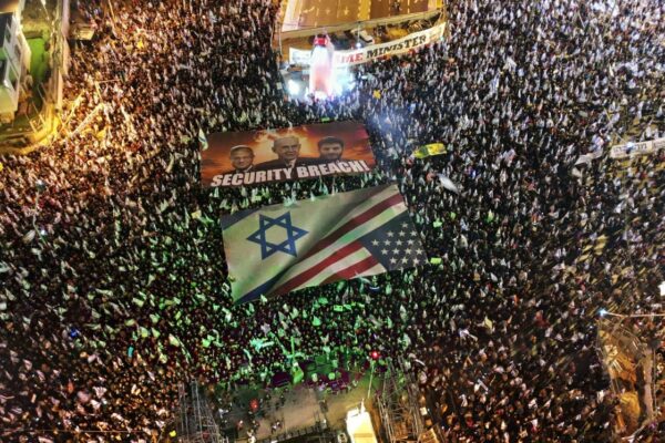 הפגנת מחאה נגד הרפורמה המשפטית בתל אביב, עם שלטי 'הפרה בטחונית' (צילום: אמיר גולדשטיין)