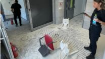 לשכת משרד הביטחון בטבריה לאחר שנכה צה"ל ניסה להצית אותה (צילום: דוברות כבאות והצלה)