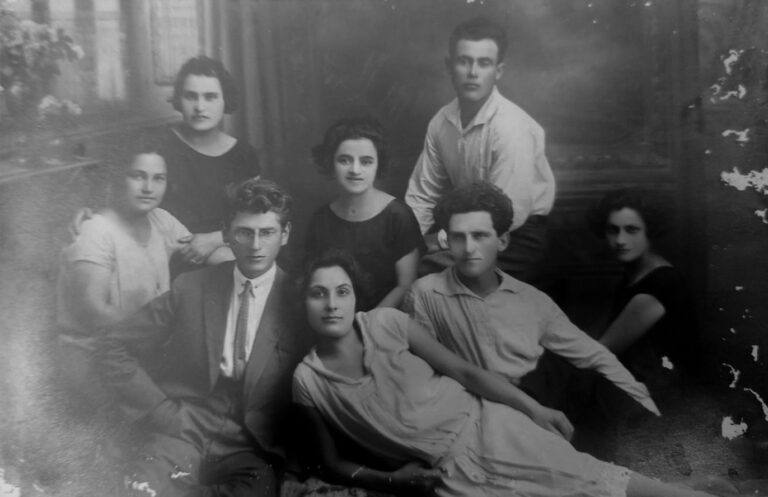 טובה (במרכז) וחבריה בפולין, 1939 (רפרודוקציה: מיכל מרנץ)