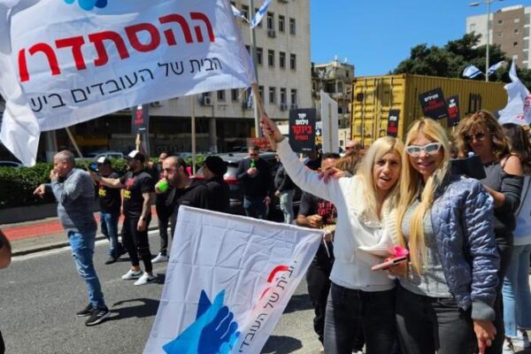 עובדי דגון ממגורות בחיפה חוסמים את הכניסה למפעל במחאה על תנאי בטיחות ירודים (צילום: דוברות ההסתדרות)