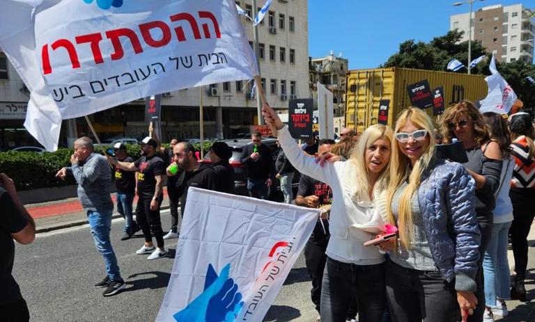 עובדי דגון ממגורות בחיפה חוסמים את הכניסה למפעל במחאה על תנאי בטיחות ירודים (צילום: דוברות ההסתדרות)