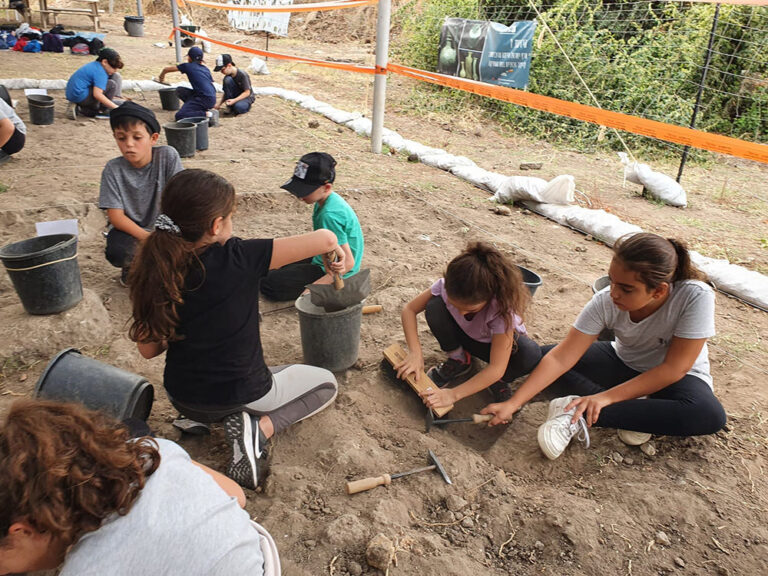 ילדים חופרים בבני ברק הקדומה. מנהלת הפרויקט: &quot;אולי נגלה אפילו דברים שמוזכרים במקורות&quot; (צילום: אור גואטה)