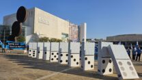 מייצג מחאת ההייטק ברחבת הבימה (צילום: טלי מלמד)
