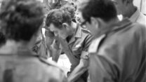 אולם הבור, קצינים וחיילים 24 אוקטובר 1973 שעה 1100 הרמטכ"ל רא"ל דוד אלעזר ומימינו אלוף רחבעם זאבי עוזרו ב"בור" המטכ"ל. מאחורי הרמטכ"ל (ממושקף) סא"ל אבנר שלו, רל"ש הרמטכ"ל (צילום: ארכיון צה"ל ומערכת הביטחון)