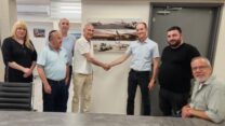 ועד עובדי מרקורי תעופה, נציגי ההסתדרות ונציגי החברה בחתימה על ההסכם הקיבוצי (צילום: דוברות ההסתדרות)
