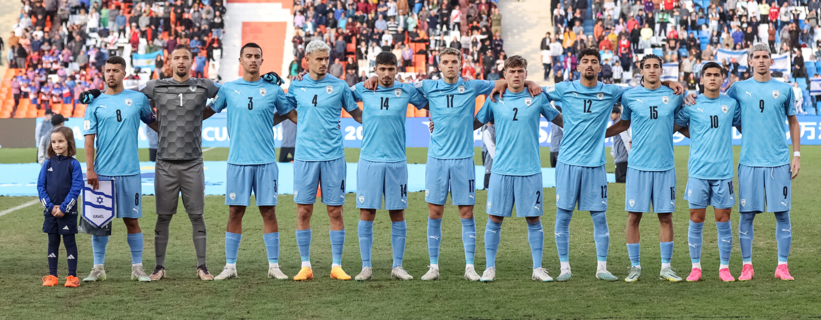 שחקני נבחרת ישראל עד גיל 20 מול אוזבקיסטן (אסי קיפר, באדיבות ההתאחדות לכדורגל בישראל)