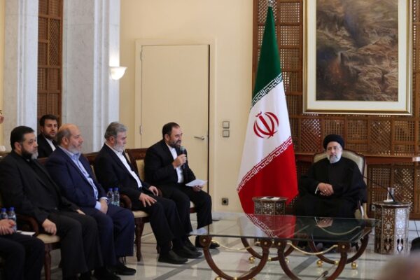 נשיא איראן ראיסי בפגישתו עם מזכ״ל הג׳יהאד האיסלאמי הפלסטיני זיאד נח׳לה בדמשק (צילום: via REUTERS)