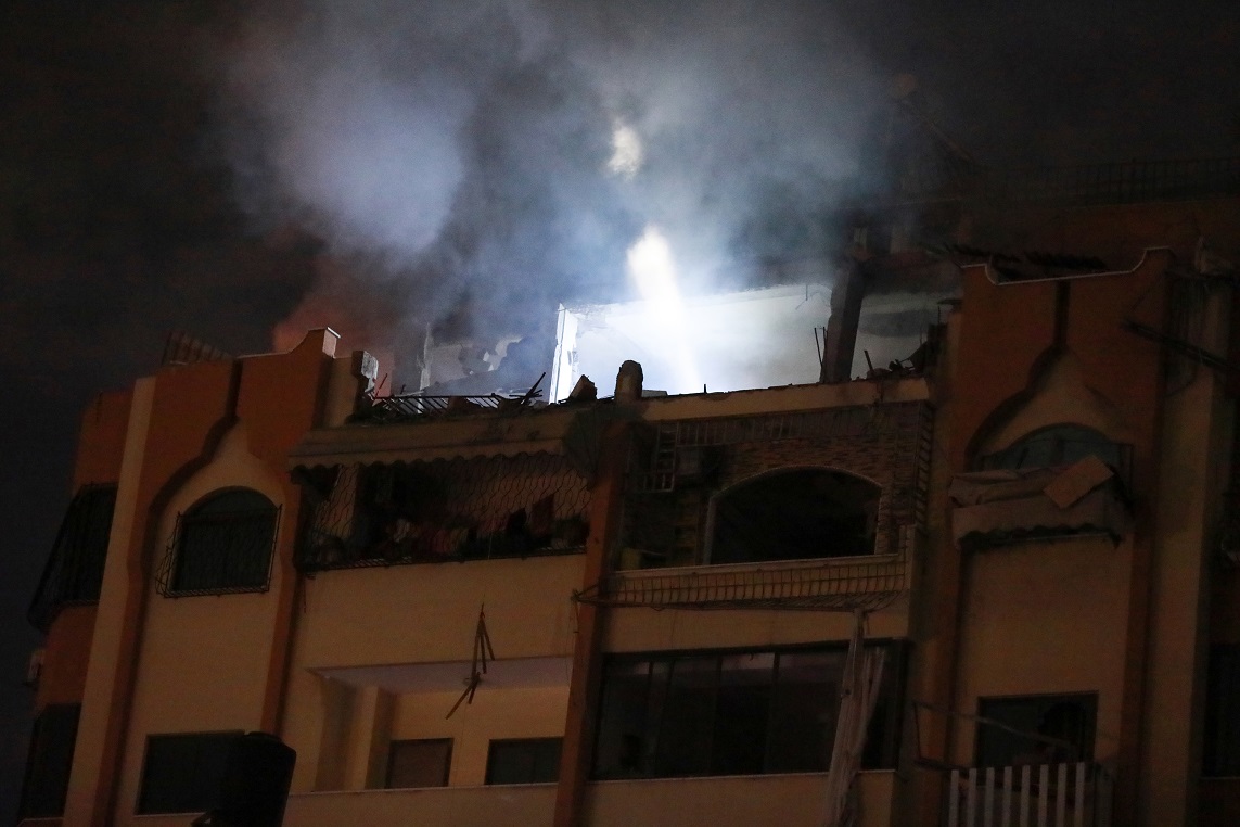 אש בבית בעזה לאחר תקיפת צה&quot;ל בה חוסלו בכירי הג'יהאד האיסלאמי ונפגעו אזרחים (Majdi Fathi/NurPhoto)
