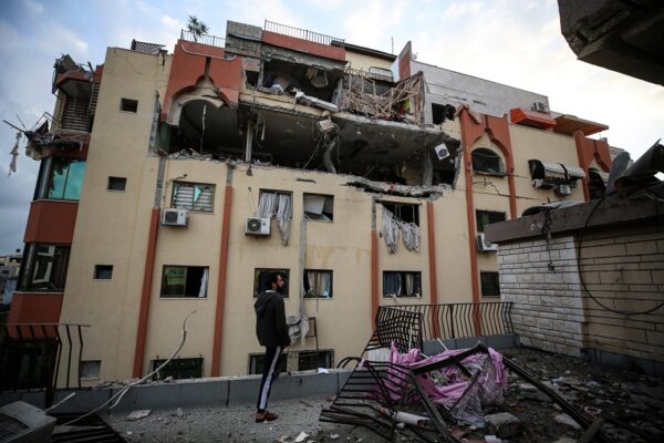 בניין שנפגע בתקיפה הישראלית בעזה, בה חוסלו שלושה בכירים בג'יהאד האיסלאמי וחוסלו 9 אזרחים  (Majdi Fathi/NurPhoto)