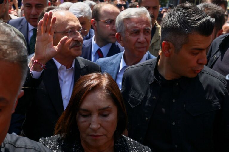 כמאל קילצ'דראגולו, המועמד המוביל מטעם האופוזיציה בטורקיה , מנופף לתומכיו (צילום: REUTER)