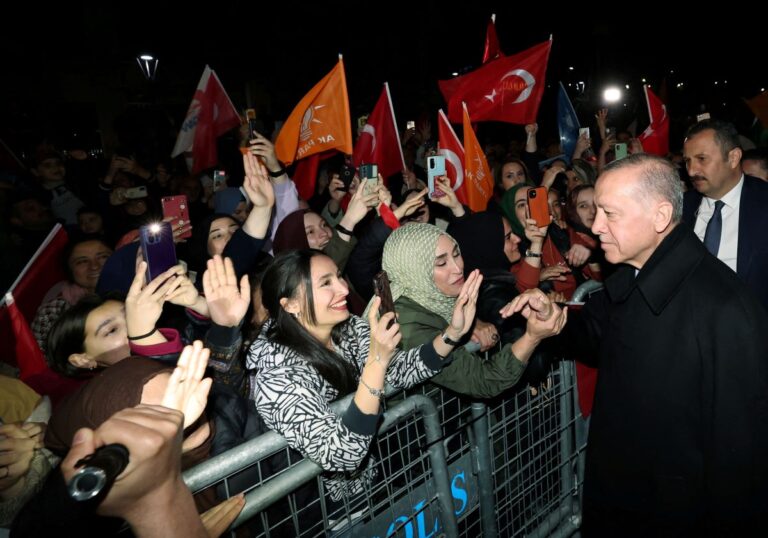 נשיא טורקיה ארדואן עם תומכיו בבחירות (צילום: Cetinmuhurdar/Presidential Press Office/Handout via REUTERS)