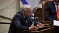 יו"ר האופוזיציה יאיר לפיד בדיון על אישור תקציב 2023-2024 במליאת הכנסת (צילום: נועם מושקוביץ דוברות הכנסת)