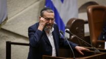יו"ר ועדת הכספים משה גפני בדיון על אישור תקציב 2023-2024 במליאת הכנסת (צילום: נועם מושקוביץ, דוברות הכנסת)