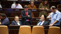 יו"ר ש"ס אריה דרעי (יושב, מימין), שר האוצר בצלאל סמוטריץ' ויו"ר ועדת הכספים משה גפני בדיון על אישור תקציב 2023-2024 במליאת הכנסת (צילום: נועם מושקוביץ, דוברות הכנסת)